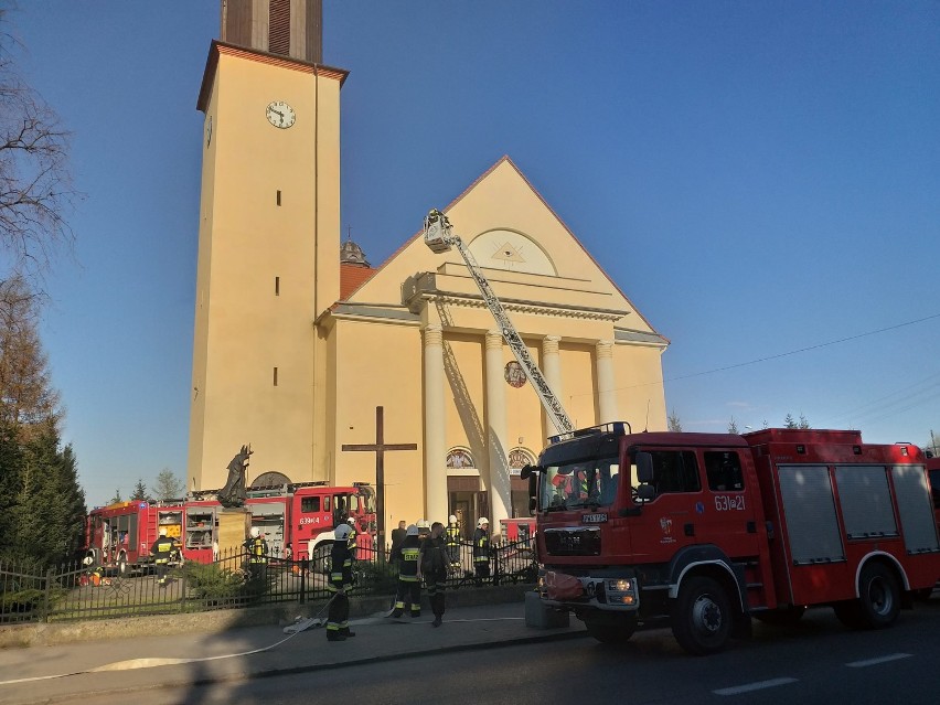 Strażacy z Gołańczy opublikowali zdjęcia z pożaru kościoła. Widać ogrom zniszczeń we wnętrzu