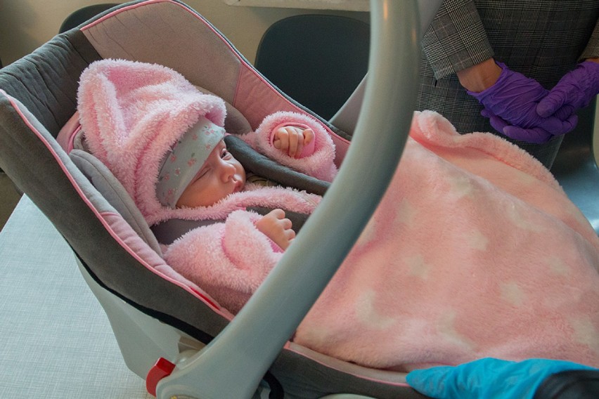 Miesiąc po narodzinach Klara opuściła szpital w Zgierzu. Jej rodzice byli zakażeni koronawirusem FOTO, WIDEO