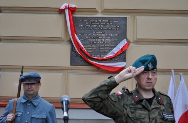 Odsłonięto tablicę upamiętniającą Przemyskie Orlęta – uczniów gimnazjum na Zasaniu, a także siedzibę gimnazjum, a do 1968 roku również siedzibę II Liceum Ogólnokształcącego im. Kazimierza Morawskiego w Przemyślu.

Tablicę ufundowaną przez absolwentów „Morawy” – rocznik 1961 umieszczono na budynku Przemyskiej Agencji Rozwoju Regionalnego S.A. przy ulicy Piotra Skargi 7/1. W owym obiekcie mieściło się niegdyś gimnazjum, a potem II Liceum Ogólnokształcące.

