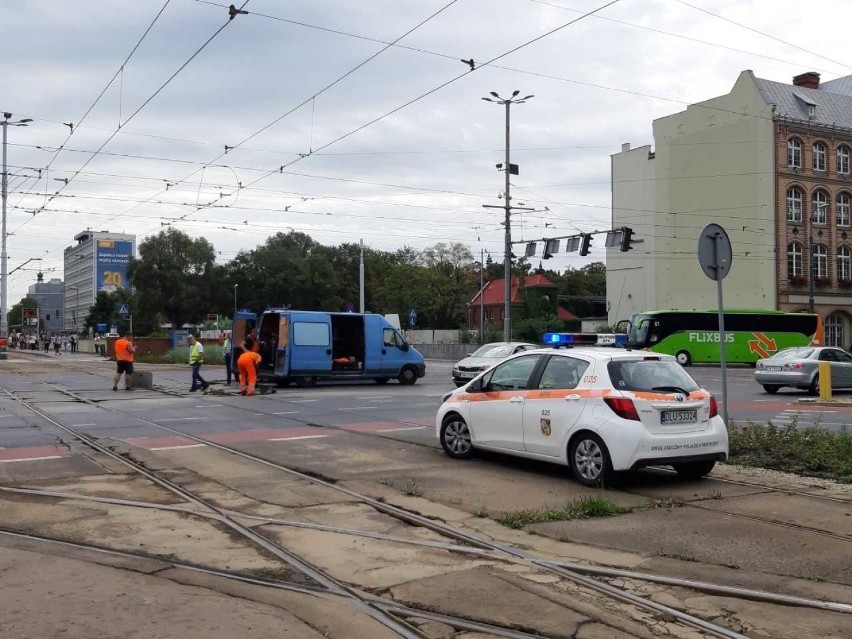 Wrocław. Drogowy koszmar na pl. Dominikańskim. Nie jeżdżą tramwaje. Torowisko w fatalnym stanie! 