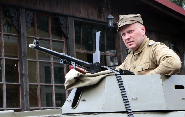 Z całego powiatu do Annowa w gminie Gruta zjechali miłośnicy historii i militariów. Zachętą była inscenizacja historyczna. Wydarzenia takie są w Annowie organizowane od kilku lat, zawsze w pierwszych dniach września. Upamiętniają walki, jakie w tym miejscu toczyli polscy żołnierze podczas kampanii wrześniowej w 1939 roku. 
Tematem tegorocznej inscenizacji była działalność Żołnierzy Wyklętych. Rekonstruktorzy wcielili się w role partyzantów, którzy odbijali żołnierzy z sowieckiego aresztu. 
Dodatkową atrakcją był koncert piosenki żołnierskiej, z którym wystąpiły drużyny harcerskie. 
Organizatorami inscenizacji były Urząd Gminy Gruta oraz Gminny Ośrodek Kultury.