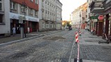 Ulica Zamkowa w Kaliszu częściowo opustoszała. Budują tutaj woonerf. Trwa kolejny etap prac. ZDJĘCIA
