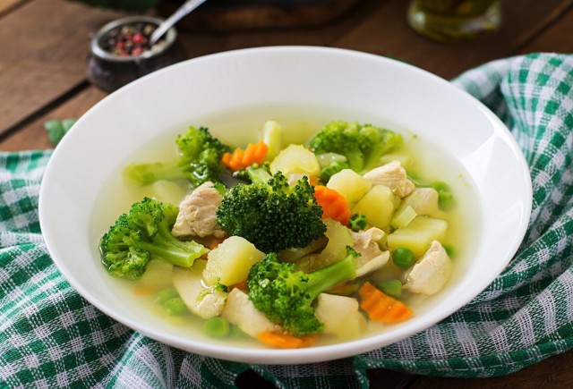 W diecie zupowej polecane są przede wszystkim klarowne zupy na bazie warzyw. Takie są najbardziej dietetyczne i lekkostrawne.