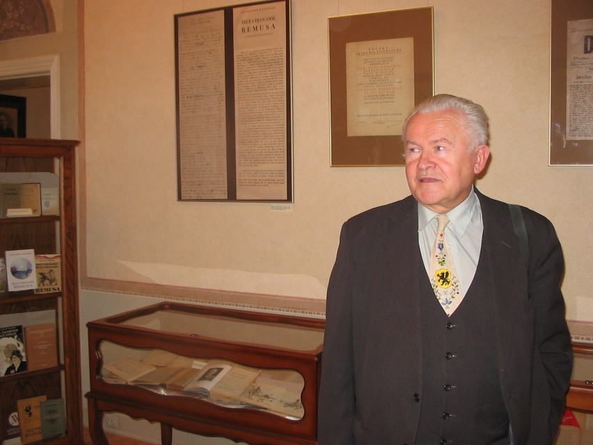Edmund Kamiński w swym ulubionym muzeum i w swym ulubionym krawacie w kaszubskich kolorach