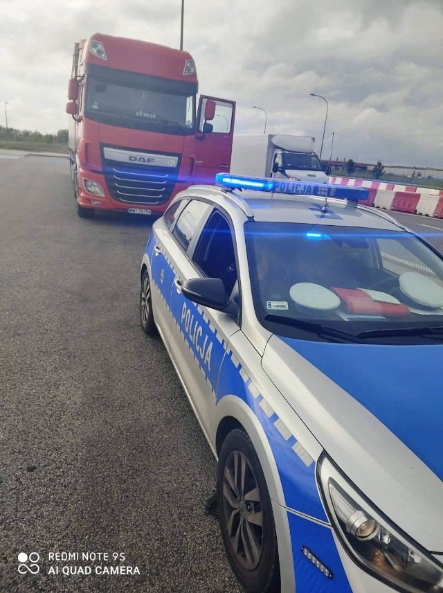 Policjanci z grupy „Speed” Komendy Wojewódzkiej Policji w Łodzi zajmujący się zwalczaniem przestępstw i wykroczeń drogowych w powiecie łowickim zatrzymali kierującego ciężarowym dafem