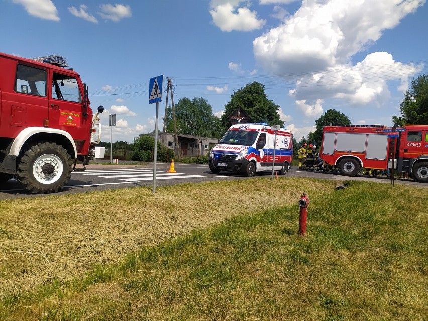 Wypadek koło OSP w Brudzewicach. Zderzyły się dwa samochody, dwie osoby poszkodowane ZDJĘCIA