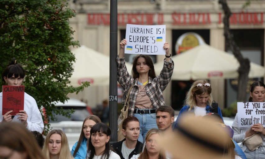 Ukraińcy zorganizowali spontaniczny protest antywojenny pod pomnikiem Jana III Sobieskiego w Gdańsku 07.08.2022