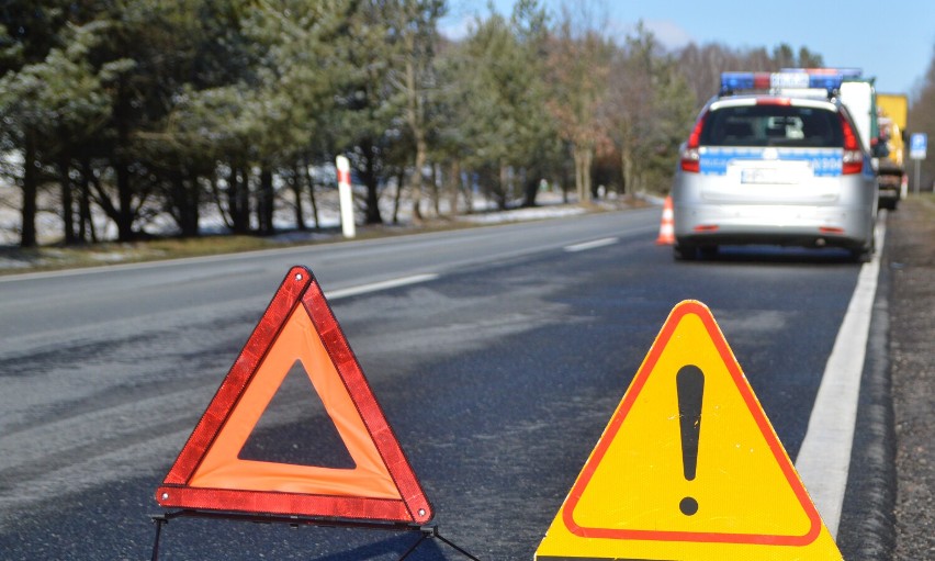 Wypadek na krajowej 21 w Trzebielinie. Droga zablokowana w obu kierunkach. Policja wyznaczyła objazdy