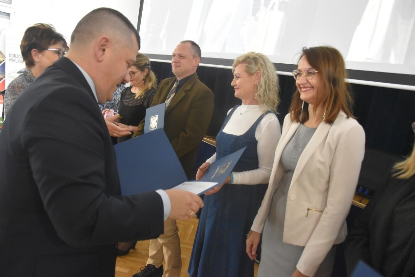 Nagrody dla 82 nauczycieli prezydent Jacek Wójcicki wręczał...
