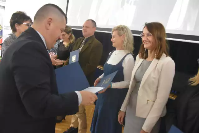 Nagrody dla 82 nauczycieli prezydent Jacek Wójcicki wręczał w auli I Liceum Ogólnokształcącego.