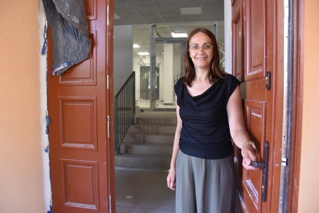 Kto rozpoznaje, że to główne wejście do byłego szpitala? – Drzwi są te same, zostały tylko odnowione – mówi Magdalena Łabuza, dyrektor CEZiB-u.