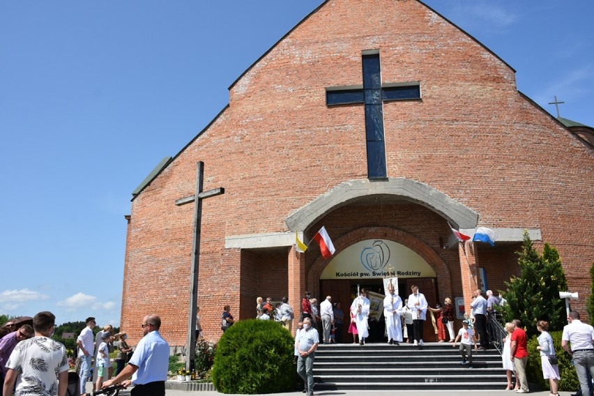 Chełm. Procesje odbyły się wokół kościołów. Zobaczcie jak wyglądała procesja  w kościele pw. Świętej Rodziny 