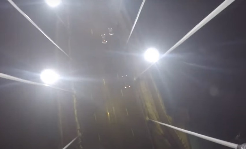 Weszli do środka mostu Świętokrzyskiego w Warszawie i wspięli się na sam szczyt konstrukcji. Jest nagranie