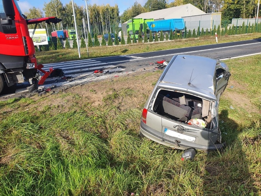 Wypadek na obwodnicy Nowego Tomyśla. Wpadł Oplem pod tira. Był pijany