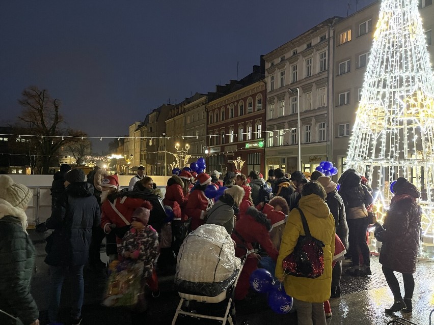 Mikołajowie z WSHE rozdawali prezenty