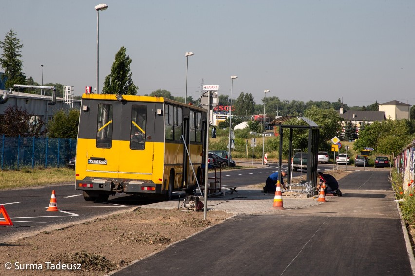 Ul. Nasienna. Same dobre wiadomości! Jest nowa droga dla pieszych i rowerzystów, nowe wiaty dla pasażerów autobusów, będą zasadzone drzewa