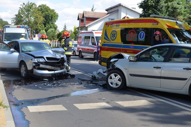 Czołowe zderzenie dwóch osobówek na ulicy Grodzkiej we Włocławku, Jedna osoba trafiła do szpitala.