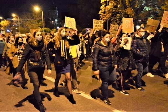 Setki młodych ludzi wzięło udział w środowym proteście w Zielonej Górze. Razem tańczyli, skakali, śpiewali, ale przede wszystkim wyrażali swój gniew i złość na obecną sytuację w Polsce.