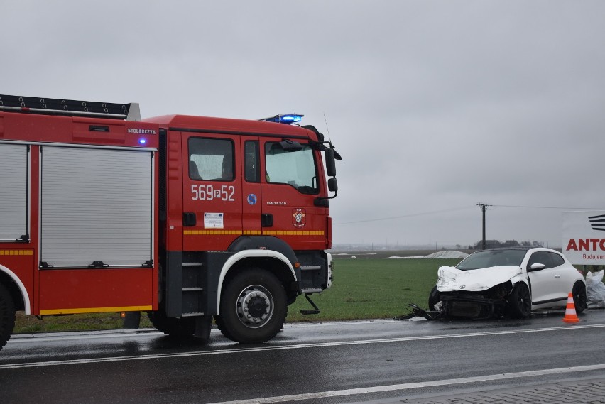 Sportowy volkswagen zderzył się z ciągnikiem rolniczym John Deere