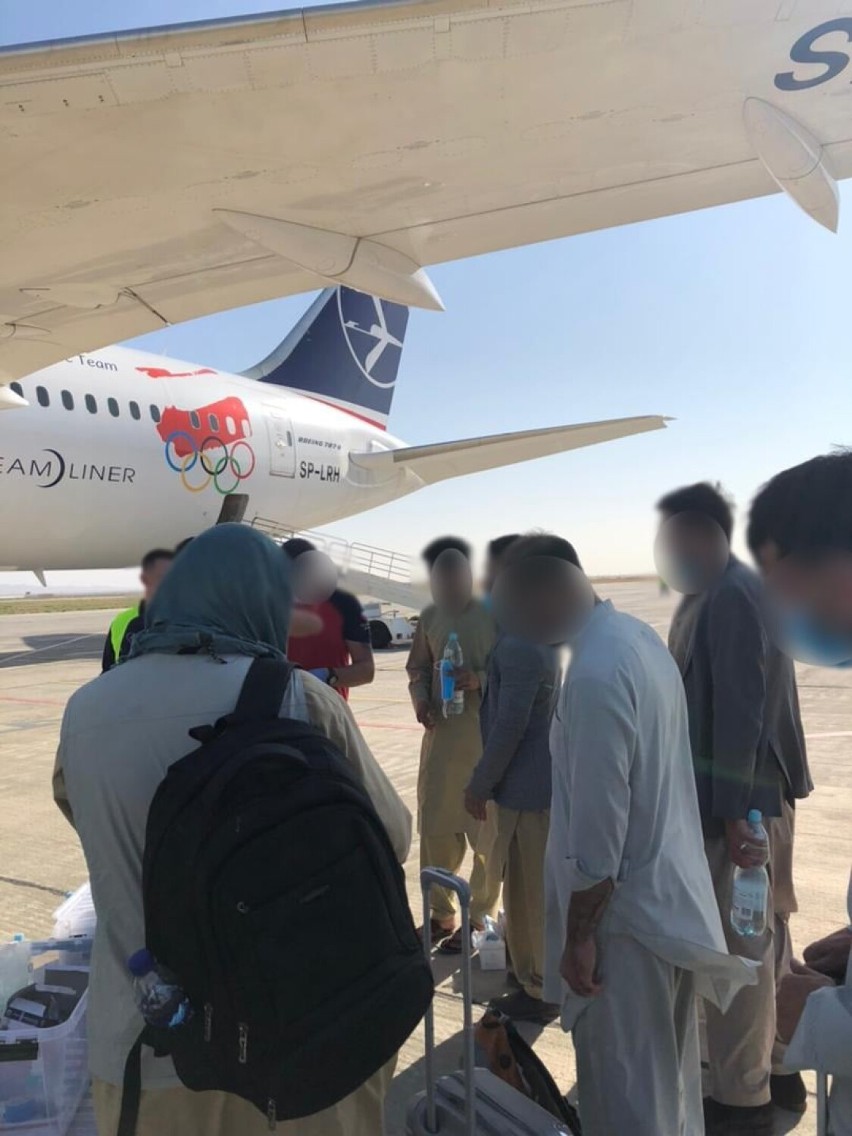 Ewakuacja z Afganistanu. Samolot z Kabulu wylądował w Warszawie. Na jego pokładzie były 74 osoby, w tym 3 obywateli Polski 