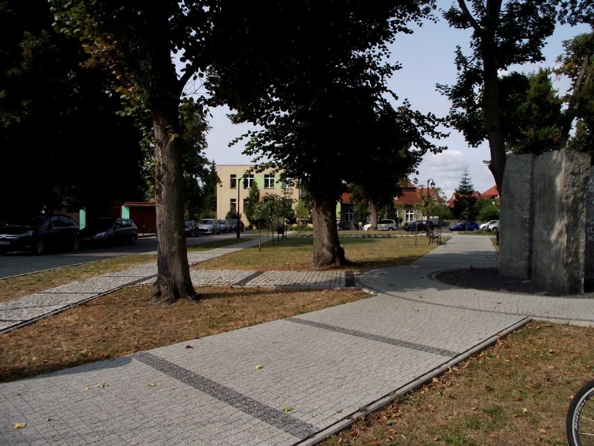 Łabądki na placu przy przedszkolu samorządowym. Miasto z dnia na dzień nam pięknieje