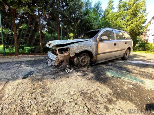 W Opolu spalił się opel astra.