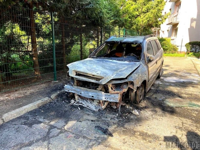 W Opolu spalił się opel astra.