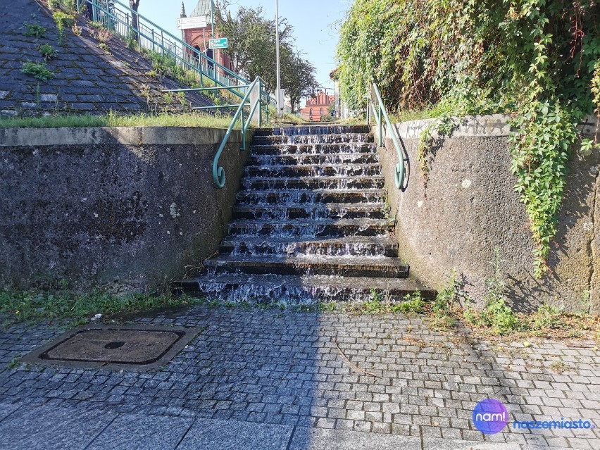Woda zalała schody i drogę na ulicy Zamczej we Włocławku