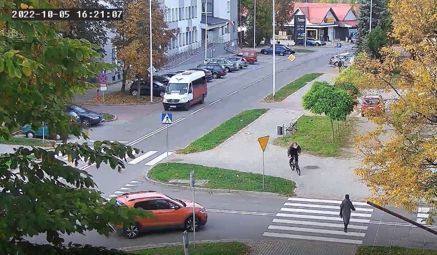 Potrącenie rowerzysty na przejściu dla pieszych w Tarnobrzegu. Zobacz nagranie, ku przestrodze! [WIDEO]