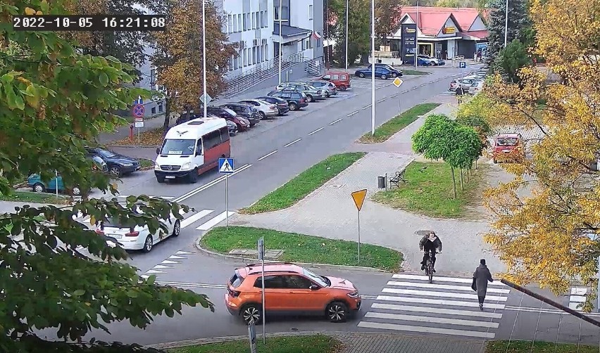 Potrącenie rowerzysty na przejściu dla pieszych w Tarnobrzegu. Zobacz nagranie, ku przestrodze! [WIDEO]