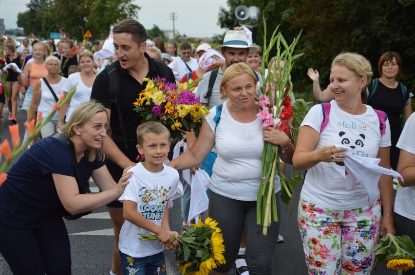 Wieluńska pielgrzymka 2022. Pątnicy wróci do Wielunia. Tak witano ich w okolicach os. Stare Sady ZDJĘCIA