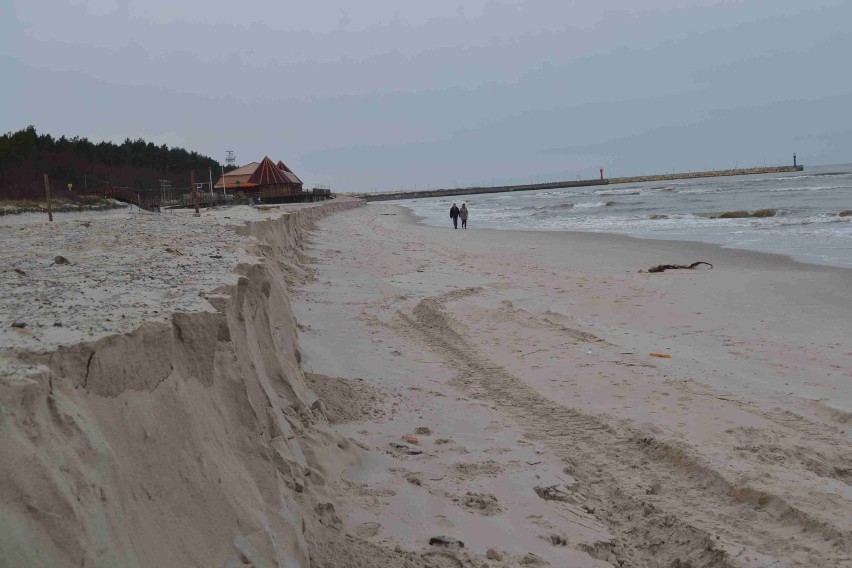 Łeba po sztormie i prace Urzędu Morskiego na plaży