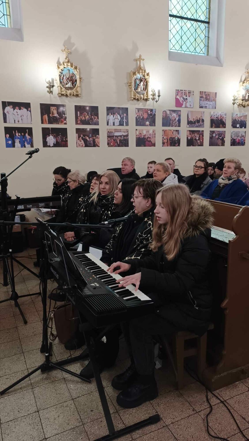 Zagrali i zaśpiewali dla małego Krzysia z Gołaszyna. Koncert kolęd i pastorałek w Kościele w Maniewie połączony z akcją charytatywną