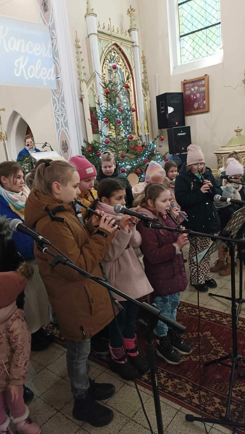 Zagrali i zaśpiewali dla małego Krzysia z Gołaszyna. Koncert kolęd i pastorałek w Kościele w Maniewie połączony z akcją charytatywną
