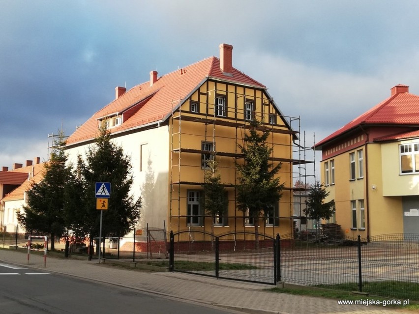 Miejska Górka. Ponad stuletni budynek szkolny w Konarach przechodzi gruntowny remont. Prace są już na półmetku [ZDJĘCIA]