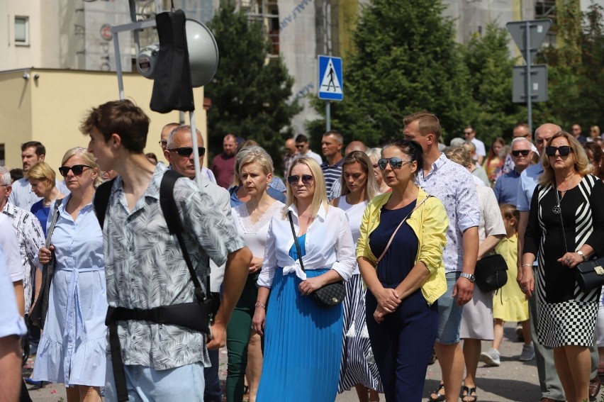 Wierni dopisali w procesji Bożego Ciała na Ślichowicach w Kielcach. Poprowadził ją biskup pomocniczy Marian Florczyk. Zobaczcie zdjęcia 