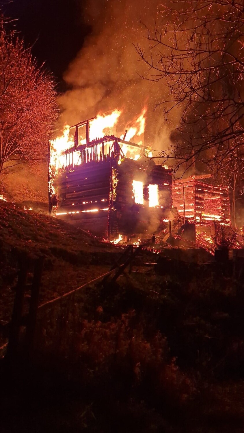Gorce. Pożar schroniska Gorczańska Chata. Drewnianego budynku nie udało się uratować [ZDJĘCIA,WIDEO]