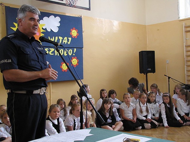 Policjanci uczą bezpieczeństwa w szkołach regionu