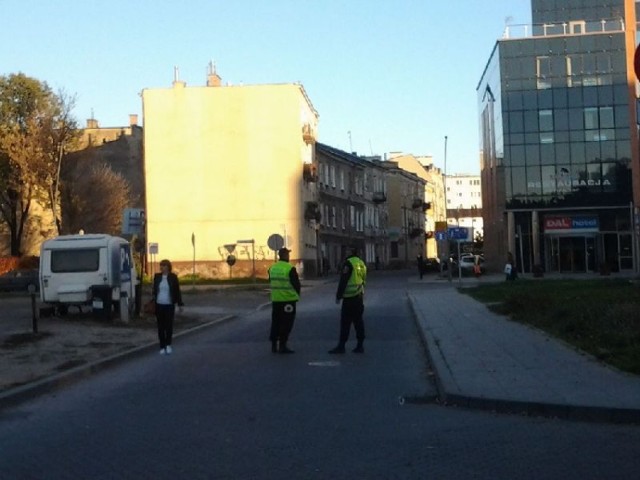 Od czwartkowego wieczoru kierowcy nie mogą poruszać się przedłużeniem ulicy Silnicznej w Kielcach. Wczoraj o zmianach kierowcom przypominali strażnicy miejscy.