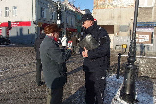 Policjanci z Inowrocławia informowali seniorów o grożących im niebezpieczeństwach.