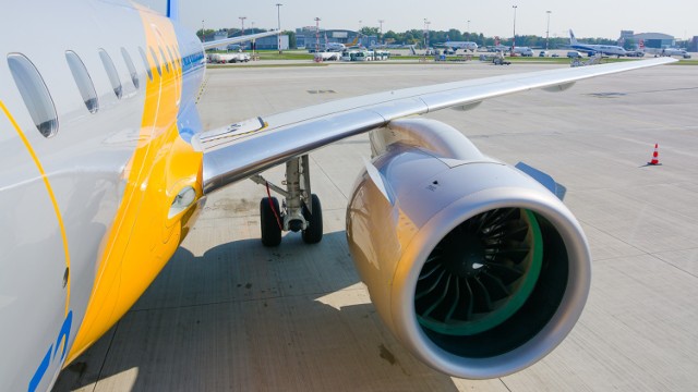 Embraer E190 E2 w Warszawie. Superoszczędny samolot, który - nie bez powodu - przypomina rekina [ZDJĘCIA]