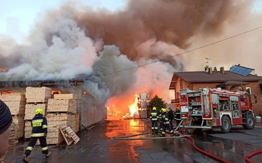 Pożar w Pokrzywniakach- straty szacuje się na 1,8 mln zł. Rodzina i znajomi apelują o pomoc[FOTO]