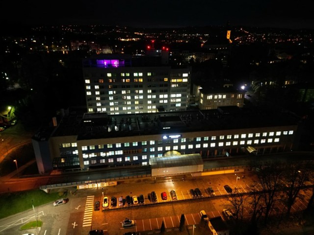 Na parkingu Szpitala Śląskiego w Cieszynie zmarł bezdomny mężczyzna. 70-latek nie był pacjentem placówki.