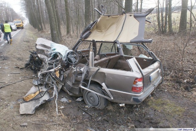 27 marca, około godziny 5.20 dyżurny Komendy Powiatowej Policji w Bielsku Podlaskim otrzymał informacje o wypadku drogowym w rejonie miejscowości Piotrowo Krzywokoły na krajowej 19. Mundurowi natychmiast pojechali na miejsce. 


Złodziej zawisł na płocie [zdjęcia]