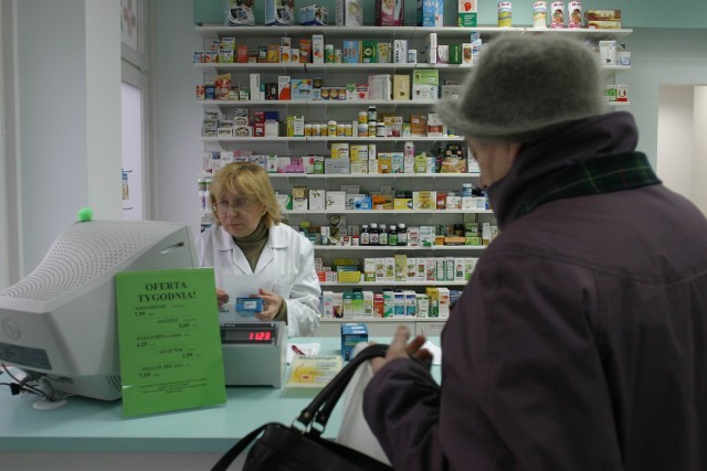 Na grypę choruje coraz więcej osób. Czym się leczymy? Najczęściej w aptekach prosimy o tabletki do ssania na gardło i rozgrzewające napoje.