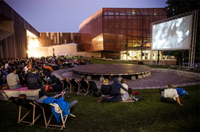 W tym roku kino plenerowe wróci również do Centrum Nauki...