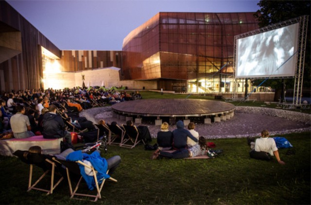 W tym roku kino plenerowe wróci również do Centrum Nauki Kopernik. Projekcje będą odbywać się w każdy piątek o godz. 21:00, a filmy, jak zapewniają organizatorzy, będą poruszały tematy bliskie każdemu z nas. Pierwszy seans 1 lipca.

Więcej szczegółów znajdziecie TUTAJ.

Czytaj też: Umarł Rysiek, niech żyje Zdzisiek - Piotr Cyrwus w nowej roli