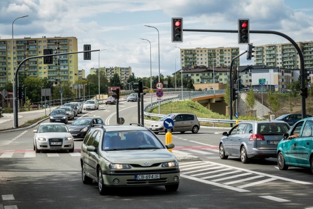 W piątek (2 sierpnia) otwarty został wiadukt na Trasie Uniwersyteckiej w Bydgoszczy. Otwarcie mostu nad ulicą Jana Pawła II znacząco usprawni ruch. Zobaczcie naszą fotorelację!

Flash Info - odcinek 26. Najważniejsze informacje z Kujaw i Pomorza
