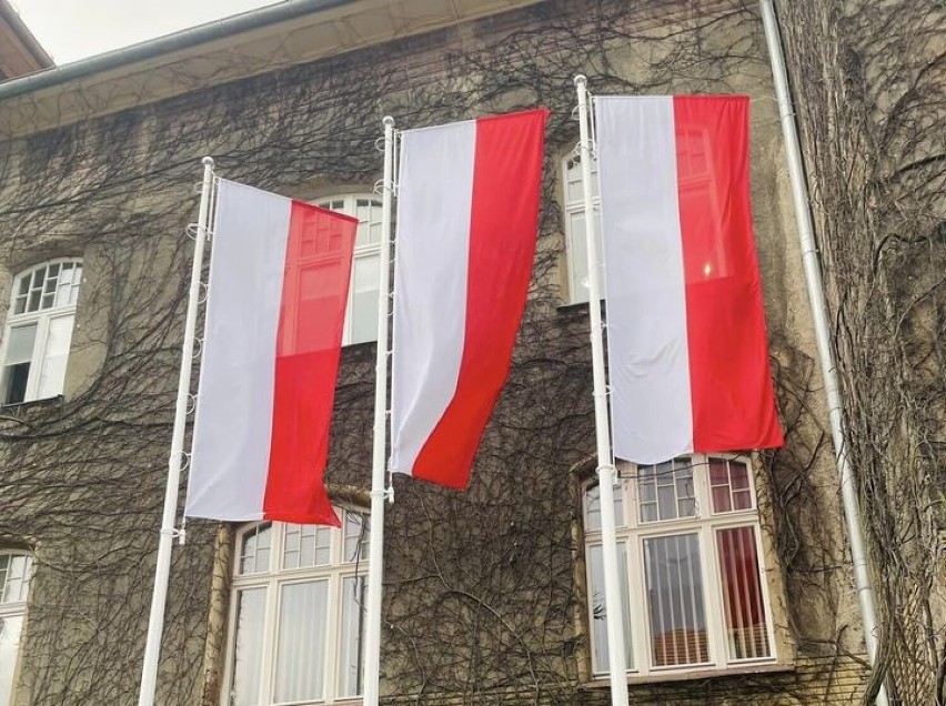 Maszt z flagą Polski zamontowano m.in. przed budynkiem...