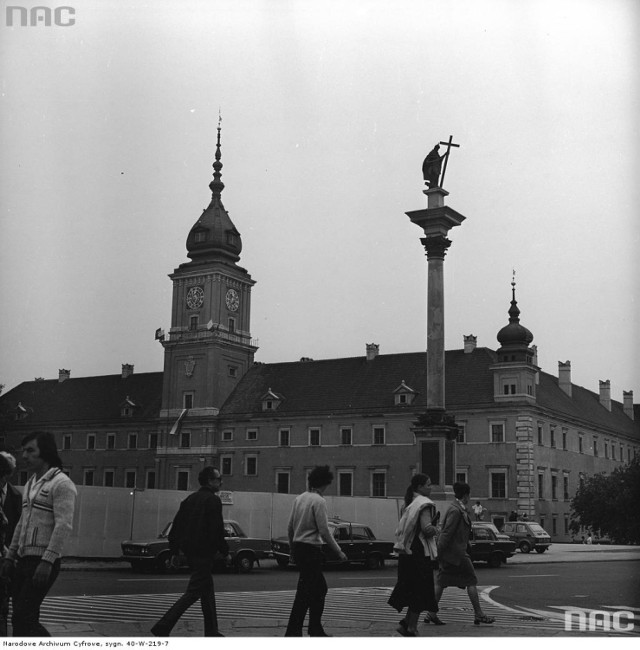 Nie wszyscy mieszkańcy Warszawy byli zadowoleni z pomysłu stworzenia kolumny. W 1643 roku, a więc rok przez powstaniem budowli, Bernardyni z kościoła św. Anny zaprotestowali przeciwko stawianiu pomnika osobie świeckiej. Stworzyli swoją "kolumienkę" z figurką Matki Boskiej na szczycie. Można ją oglądać do dziś patrząc od strony trasy W-Z.